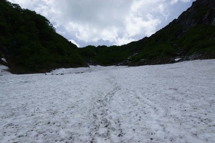 白馬岳の大雪渓に比べると、傾斜がやや緩く歩きやすい道です。