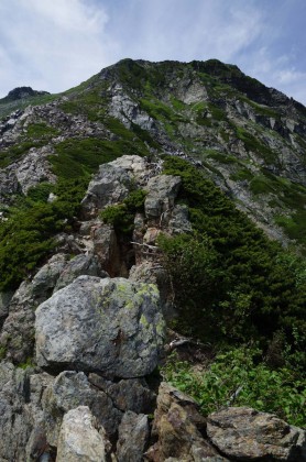 八本歯のコルから北岳への登り道。岩場となっていますが難所はすべてクサリやハシゴが設けられています。