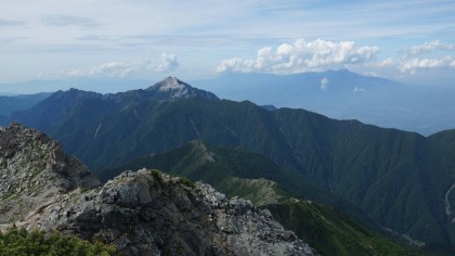 北に甲斐駒ヶ岳を見ます。背景は八ヶ岳。