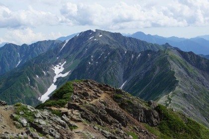 間ノ岳の稜線。