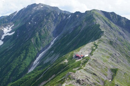 北岳山荘が鞍部に見えてきました。