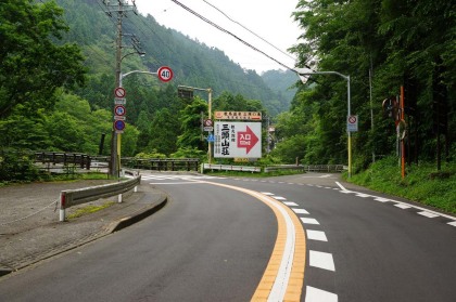 数馬からしばらく車道を歩きます。奥多摩道路が有料だった頃に使われていた料金所の跡地の後に遊歩道の入り口があるので、旧料金所までは車道歩きです。