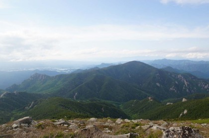 左の岩峰が瑞牆山。稜線の奥の右側の山が小川山です。