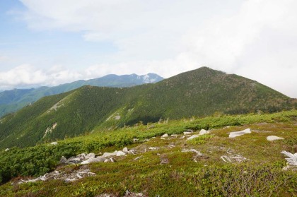 金峰山から東に延びる稜線。