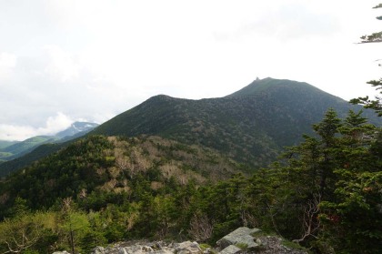 金峰山を振り返ると、五丈岩が目立ちます。