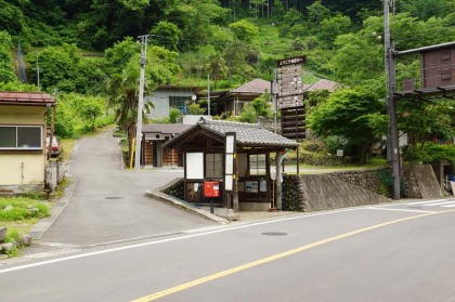 上川乗（かみかわのり）のバス停。駐車場と水洗トイレと東屋があります。