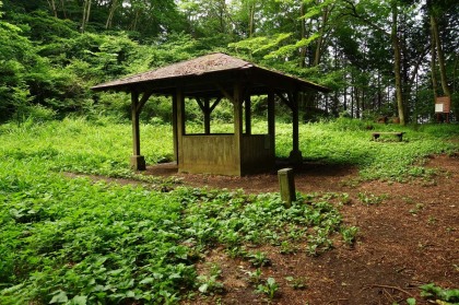 浅間峠。ここで高尾山からの縦走路に出合ます。