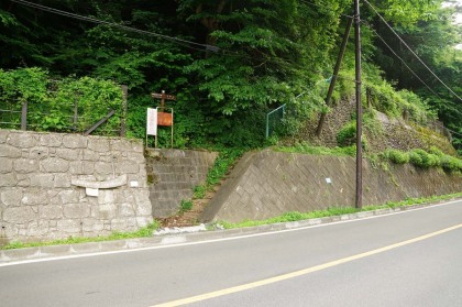 奥多摩周遊道路に出ました。交通量の多い道で、浮橋の入り口まで車道を歩くのに、車とバイクへの注意が必要です。