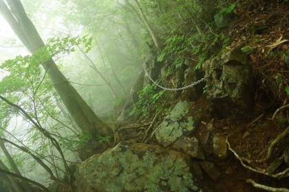 大岳山の下の岩の道。