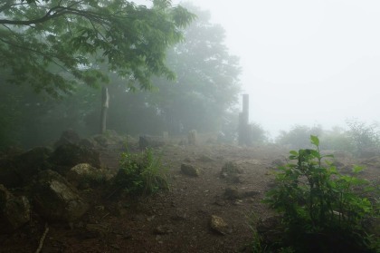 大岳山の山頂。たどり着いたときに雨が降り出しました。