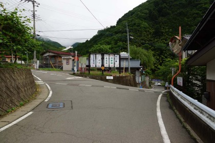 遅能戸（おそのうと）の集落とバス停。バスに乗ればここまでは歩かずに済みますが、平日で7本、土日と祝祭日は4本とバスの便は少ないです。