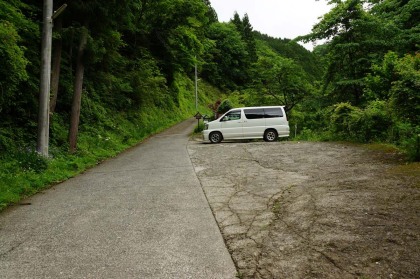 車道は山口館までです。この先は廃道となった未舗装の林道となります。