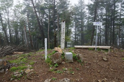 黒岳の山頂。四面を樹木で覆われていて眺望はありません。