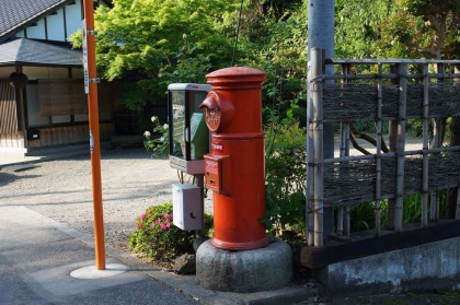 軍道に歩く途中で見つけた、現役の郵便ポスト。