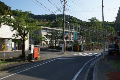 軍道のバス停。登山道は小宮小学校脇の道を上ったところにあります。