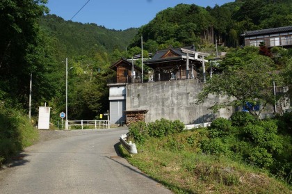 登山口。神社の下に標識が出ています。