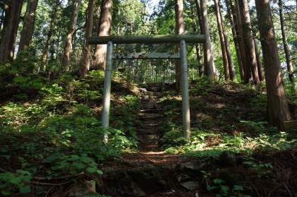 光明山の神社跡地に立つ鳥居。ここまで急坂道です。