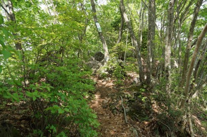 馬頭刈尾根の先には岩場が点在しています。