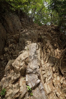 山頂直下の岩場の登り。修験道が盛んだった山らしく、山頂は岩登りとなります。