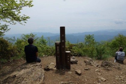 大岳山の山頂。西の方角に眺望があります。