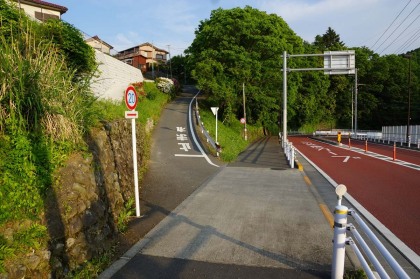 秋川街道の陸橋を越えたところから路地に入ります。