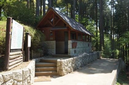 日の出山の西にある東雲山荘まえのトイレ。ここまで車道が延びています。