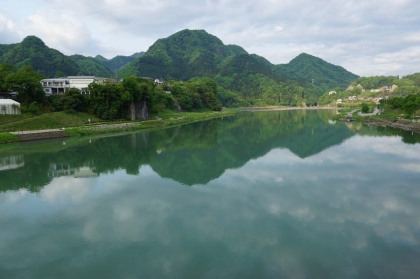 桂川に映る御前山。