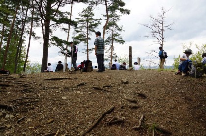 倉岳山の山頂。広場となっていて、昼時には多くのハイカーで賑わいます。
