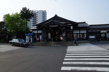 起点のJR高尾駅。