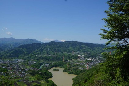 眼下に津久井湖、借景は白嶺の富士山です。
