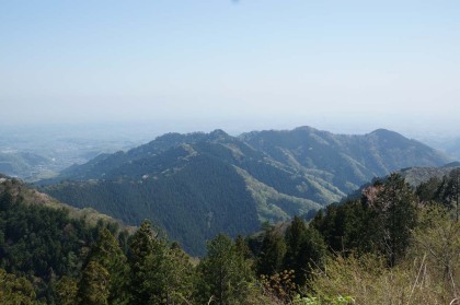 景信山から見た北高尾山稜。