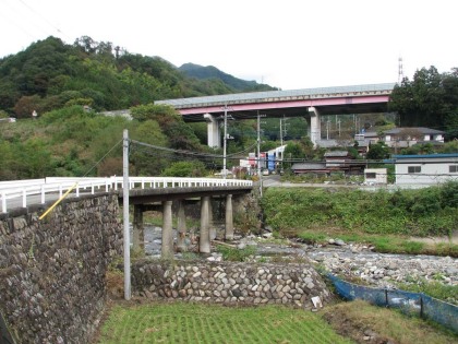 藤沢川に沿って北上します。