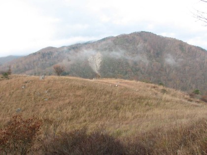 湯ノ沢峠越しに見る黒岳の方角。