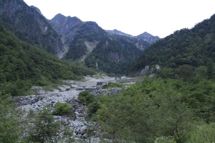 左俣谷に沿って登ります。