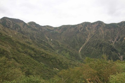 槍ヶ岳の西鎌尾根が眼前にそびえます。