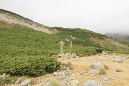 双六岳の直下の分岐。山頂へ直登する道と頂を巻いて圏谷底を通って三俣蓮華岳に向かう道が分かれています。