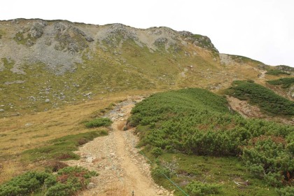 三俣蓮華岳の登り。かなりの急坂道です。