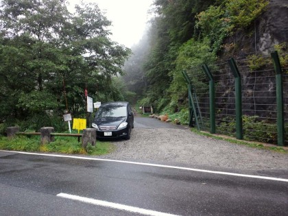 柏原新道の登山口。周辺の駐車場は満杯です。