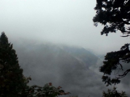 雨、雨、雨。煙って山容も見えません。