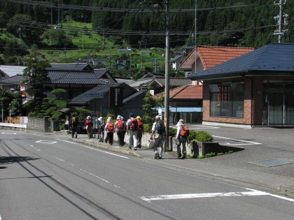 島々バス停で降りると、ハイカーの一団が通り過ぎて行くのに出会いました。