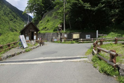 広河原の車道のゲート。