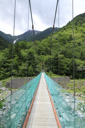 吊り橋を渡るといよいよ登山道です。