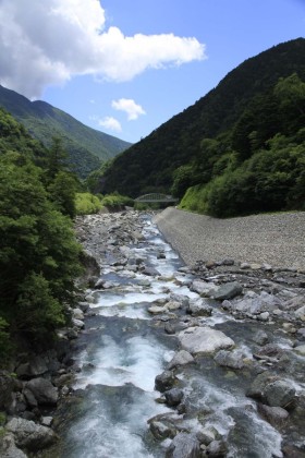 野呂川の流れ。
