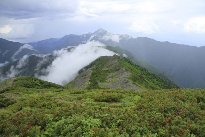 小太郎山（前）と甲斐駒ヶ岳（後）。