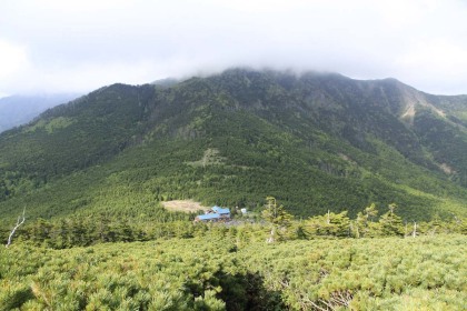 編笠山を下ると青年小屋が見えてきます。