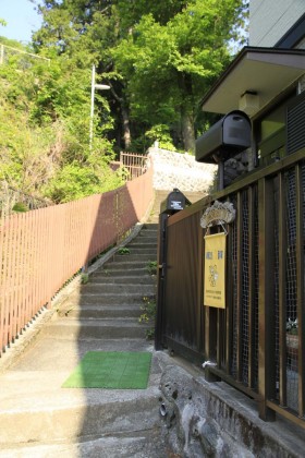 駅前の交差点から路地を抜けます。