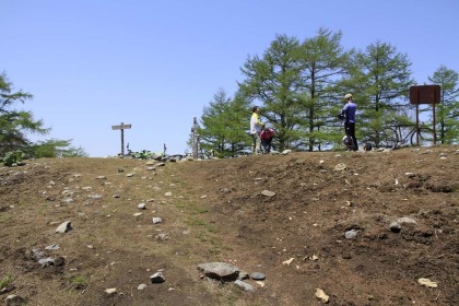 六ツ石山の山頂は、石尾根の縦走路から少し登ったところにあります。