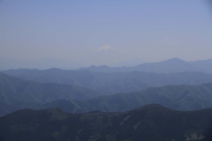 鷹ノ巣山の頂から見た富士山。広々とした眺望の得られる山頂でした。