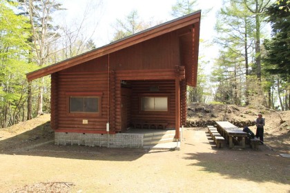 鷹ノ巣山避難小屋。トイレが別棟に併設されていました。清掃が行き届いていて清潔感のある小屋です。