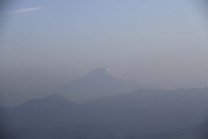 雲取山の山頂から見た富士山。